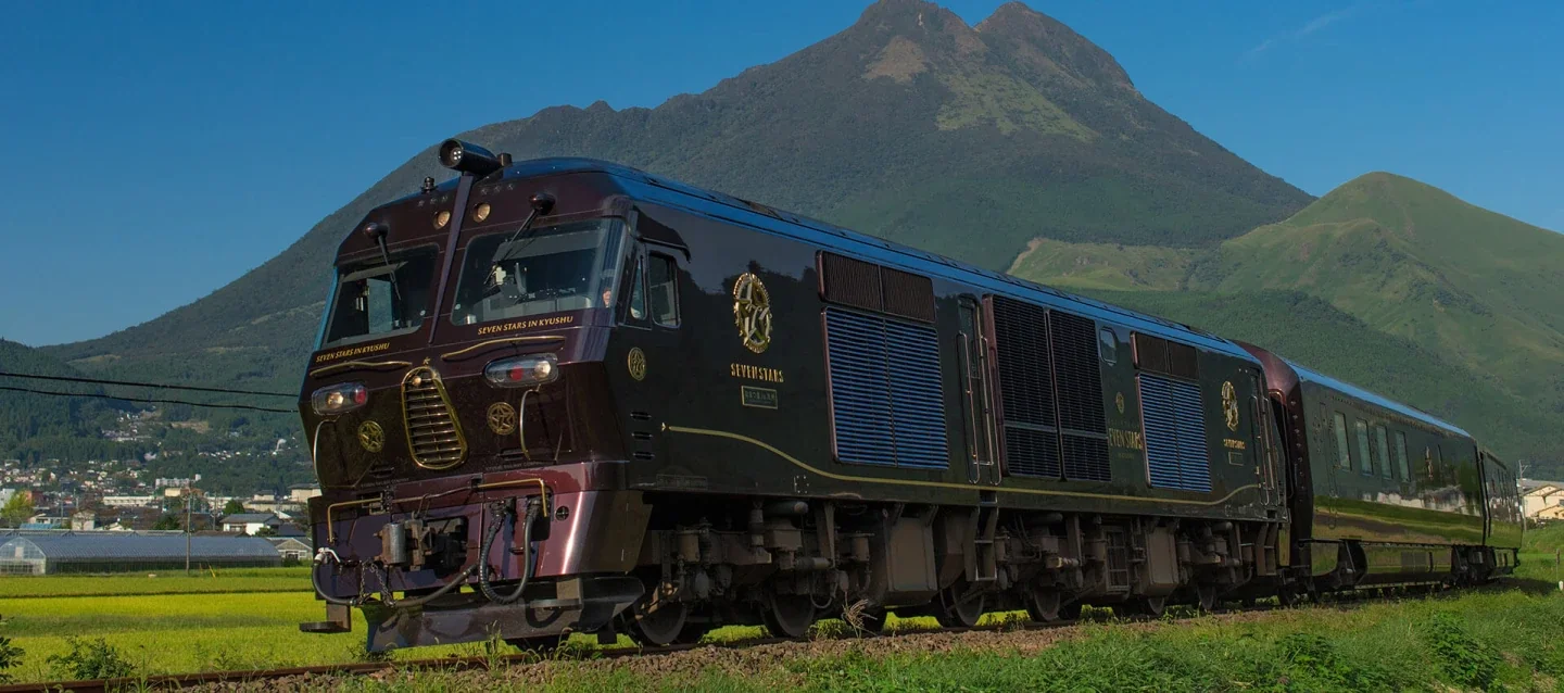 Locomotive du Seven Stars in Kyushu devant les montagnes de Yufuin &mdash; train de luxe JR Kyushu