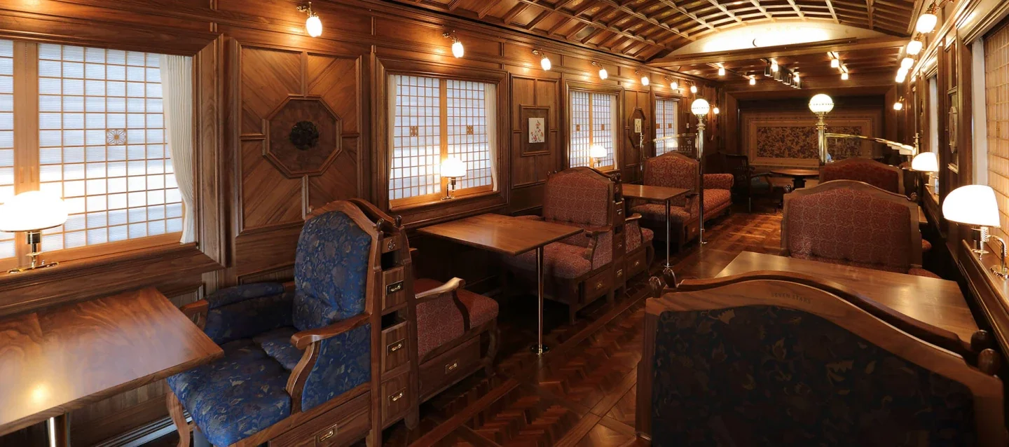 Salon Blue Moon du Seven Stars in Kyushu &mdash; fauteuils en velours et boiseries artisanales