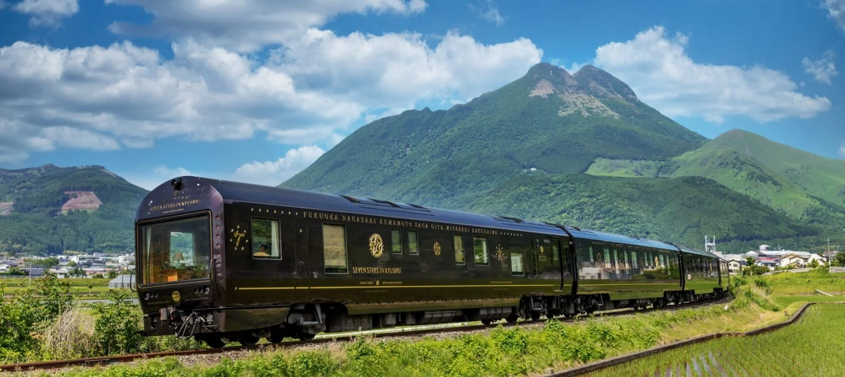 Seven Stars in Kyushu traversant le paysage volcanique de Yufuin