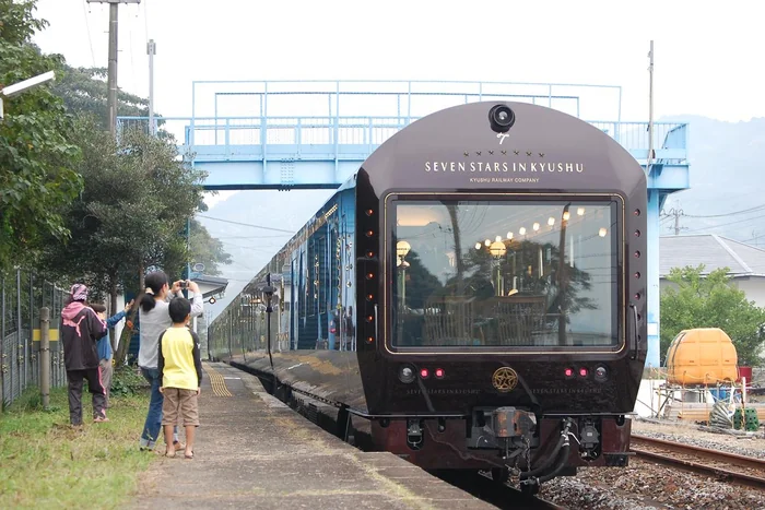 Le Seven Stars in Kyushu en gare &mdash; passagers photographiant le train de luxe JR Kyushu sur le quai