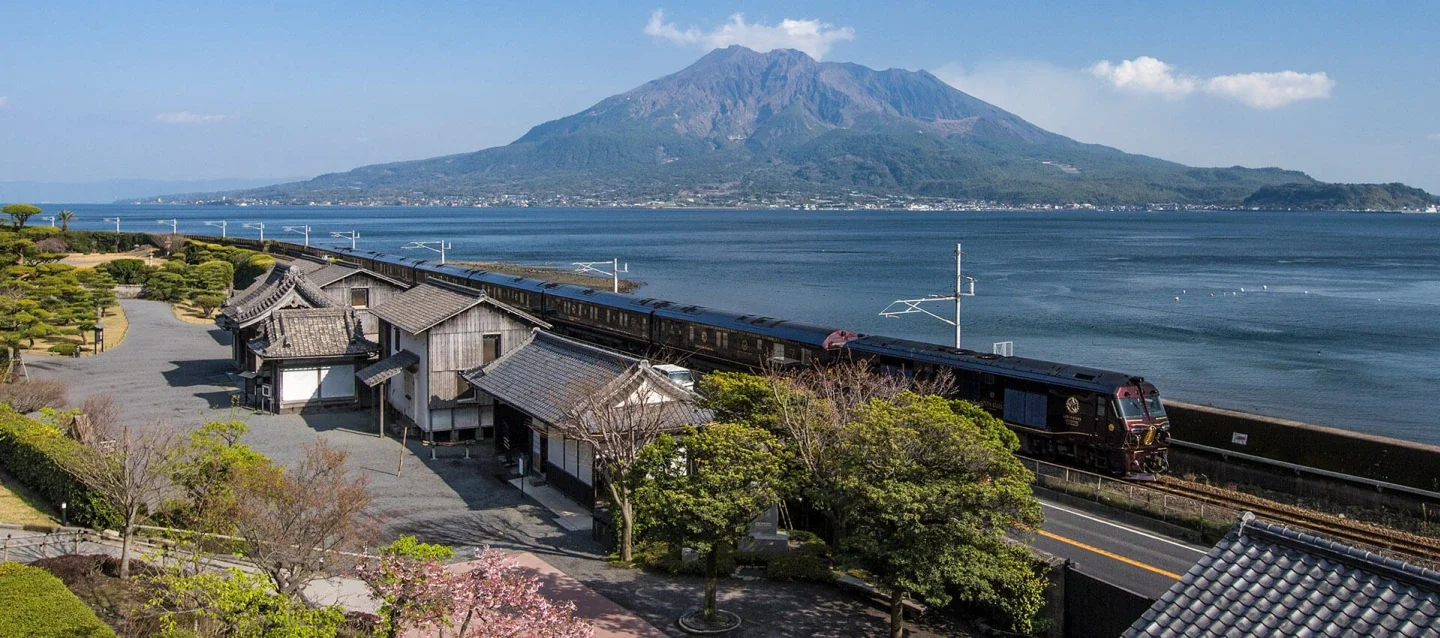 Seven Stars in Kyushu devant le volcan Sakurajima dans la baie de Kagoshima