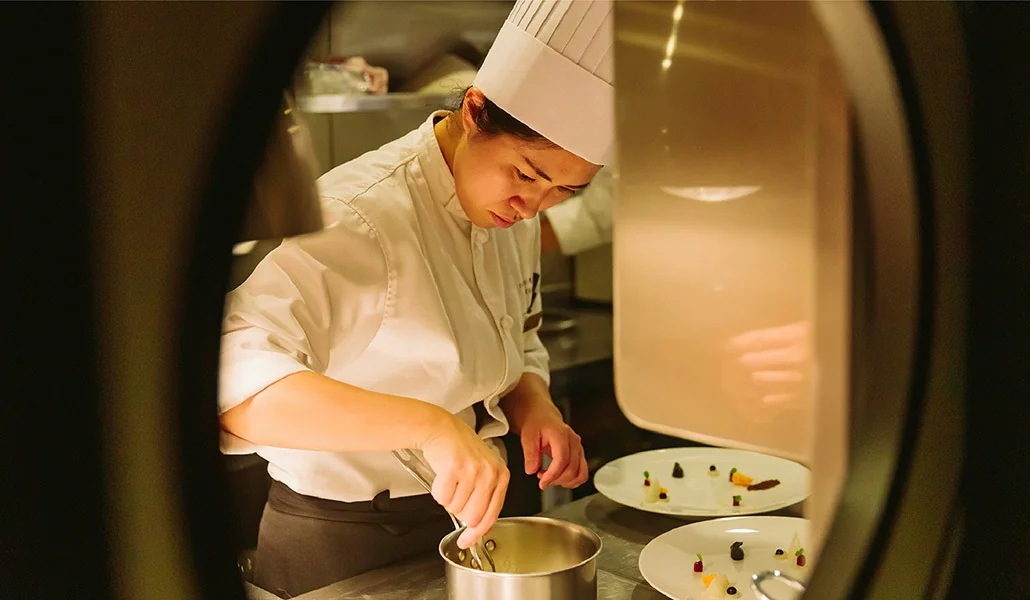 Chef cuisinier du Diner Pl&eacute;iades du Twilight Express Mizukaze &mdash; cuisine ouverte gastronomique