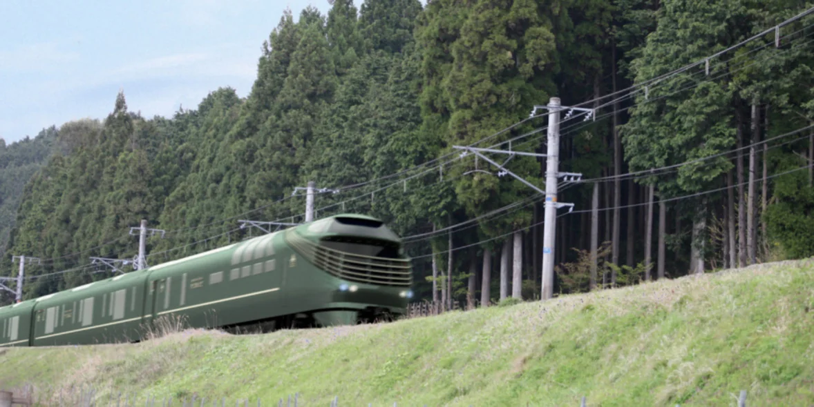 Twilight Express Mizukaze traversant une for&ecirc;t verdoyante du Japon &mdash; paysage de l'itin&eacute;raire San'in