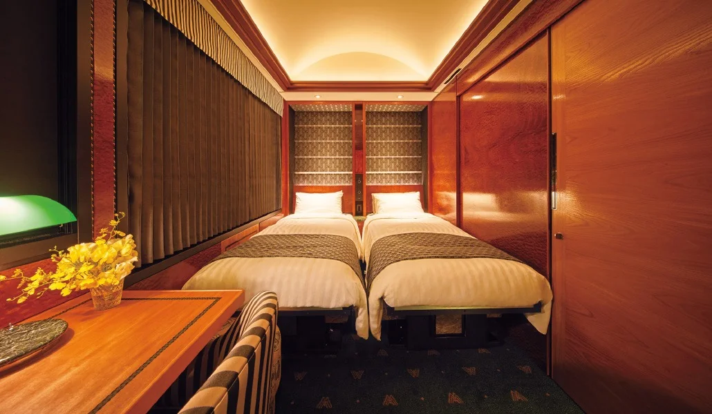 Twilight Express Mizukaze Royal Twin en configuration nuit &mdash; lits d&eacute;ploy&eacute;s avec literie de luxe