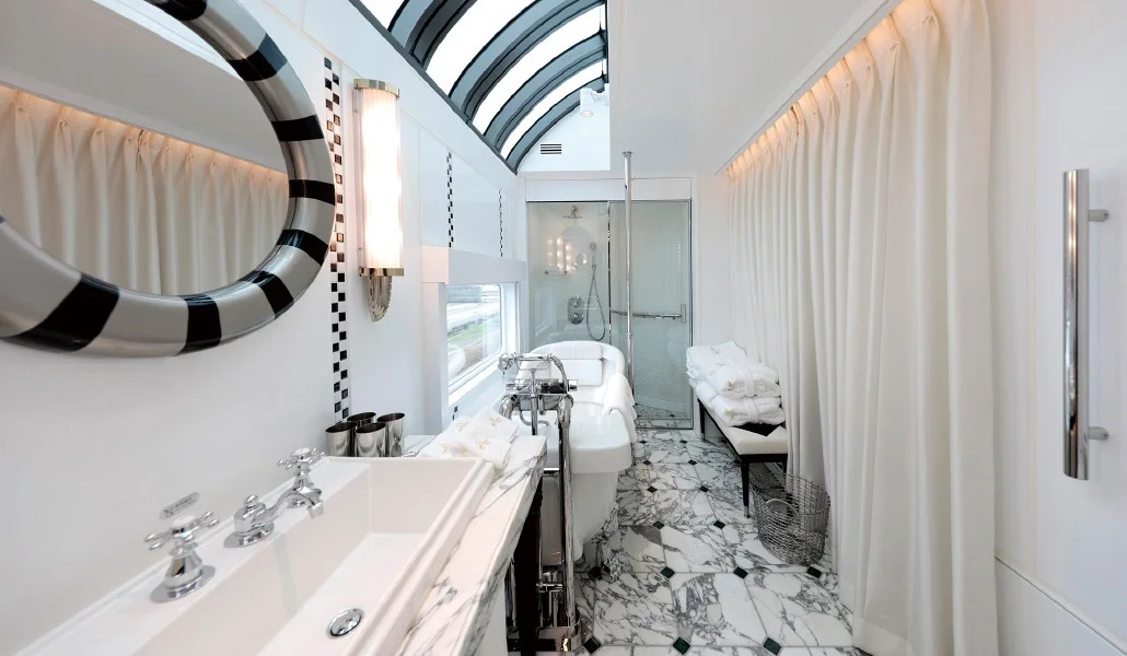 Salle de bain en marbre de The Suite du Twilight Express Mizukaze &mdash; baignoire de luxe du train JR West